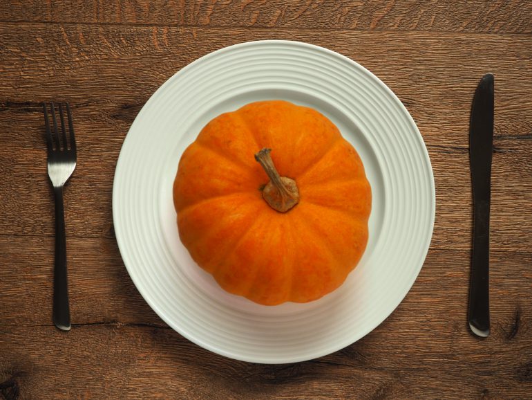 食卓にまるごとのかぼちゃ
