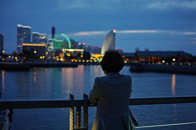 横浜の夜景を見る安紗弥香さん