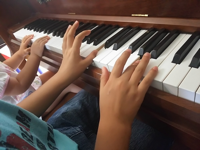 ピアノで遊ぶ子ども