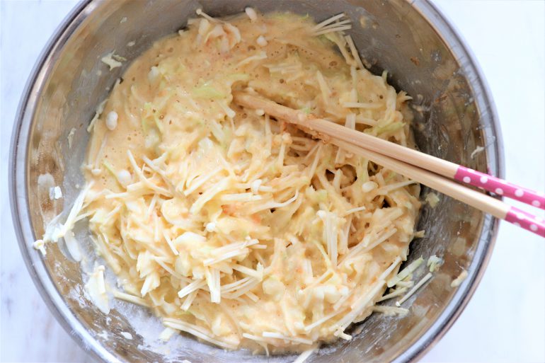 すりおろした長芋、醤油を入れて混ぜ合わせる。