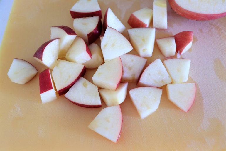 リンゴは皮をよく洗い、1㎝幅のイチョウ切りにする。